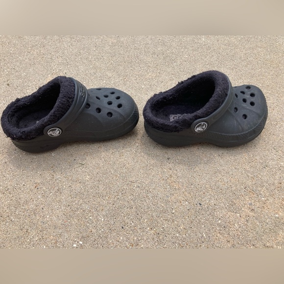 Black size 6-7 toddler Crocs - Picture 3 of 10